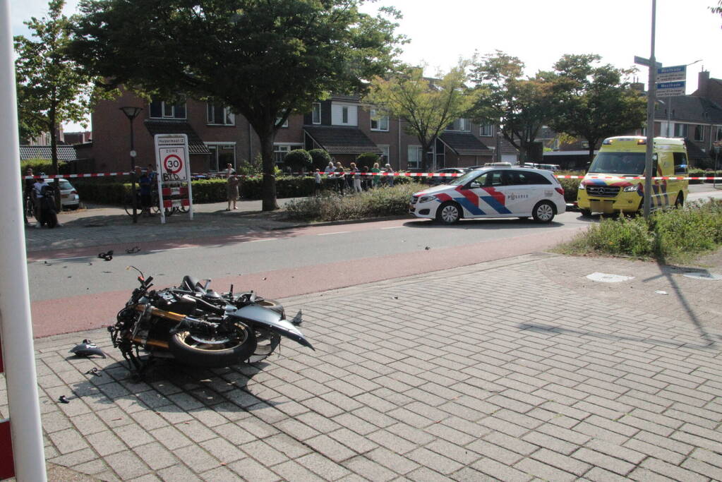 Motorrijder zwaargewond bij aanrijding met personenauto