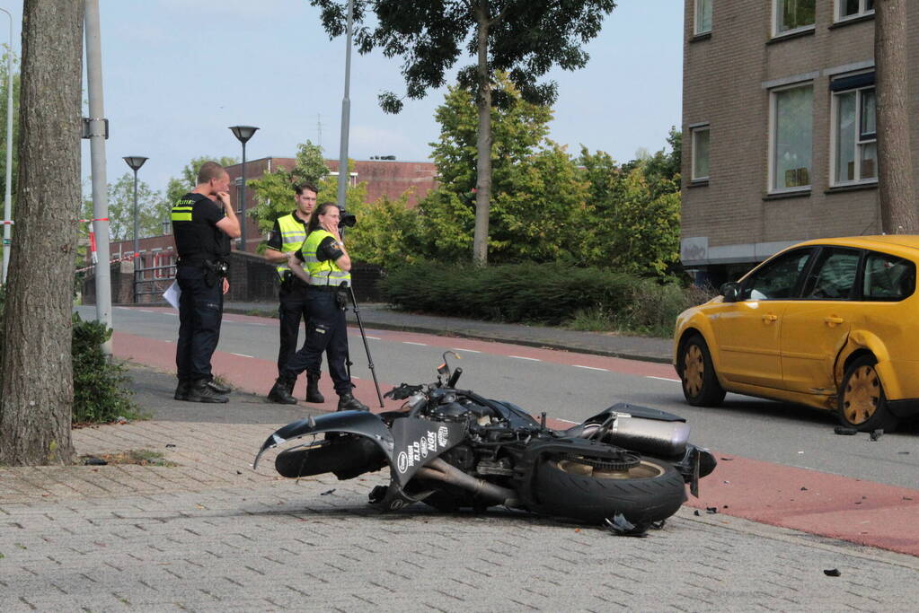 Motorrijder zwaargewond bij aanrijding met personenauto