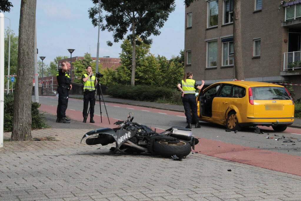 Motorrijder zwaargewond bij aanrijding met personenauto