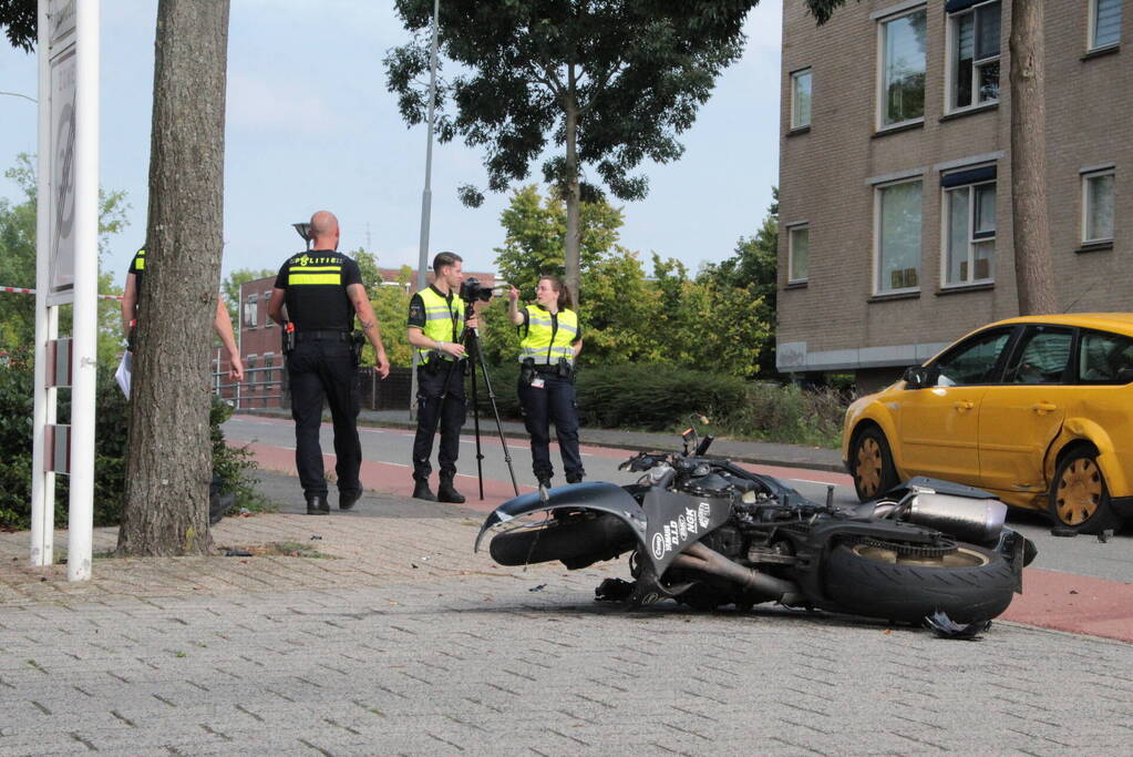 Motorrijder zwaargewond bij aanrijding met personenauto