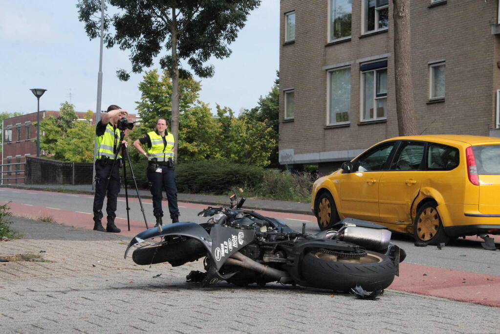 Motorrijder zwaargewond bij aanrijding met personenauto