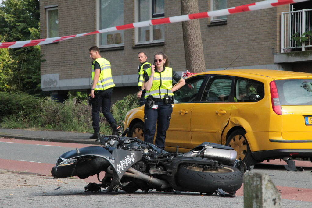 Motorrijder zwaargewond bij aanrijding met personenauto