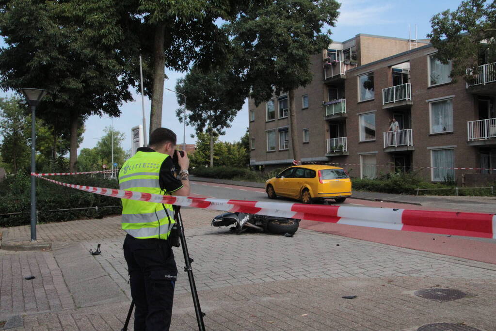 Motorrijder zwaargewond bij aanrijding met personenauto