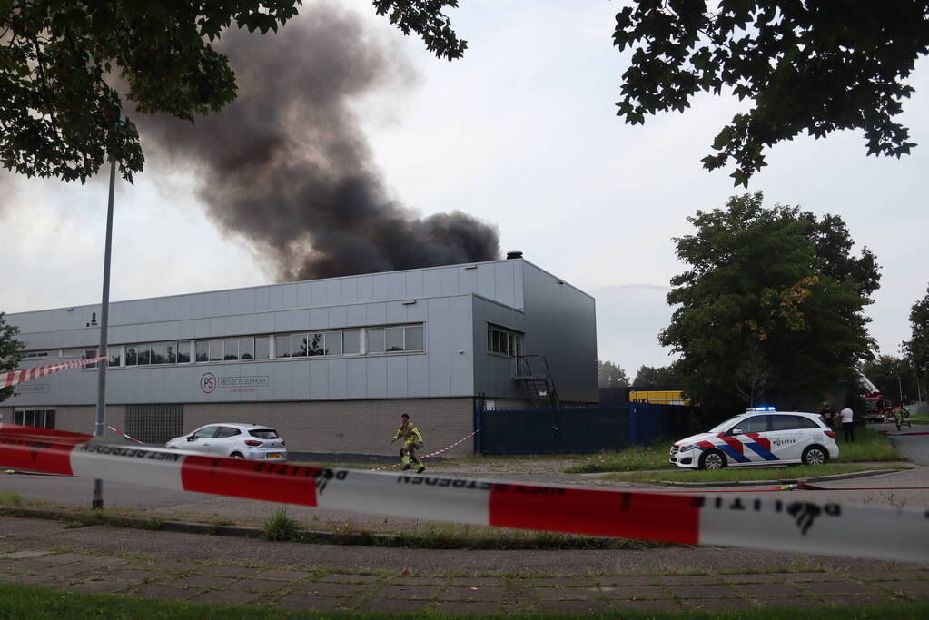 Enorme rookontwikkeling bij grote brand in bouwbedrijf