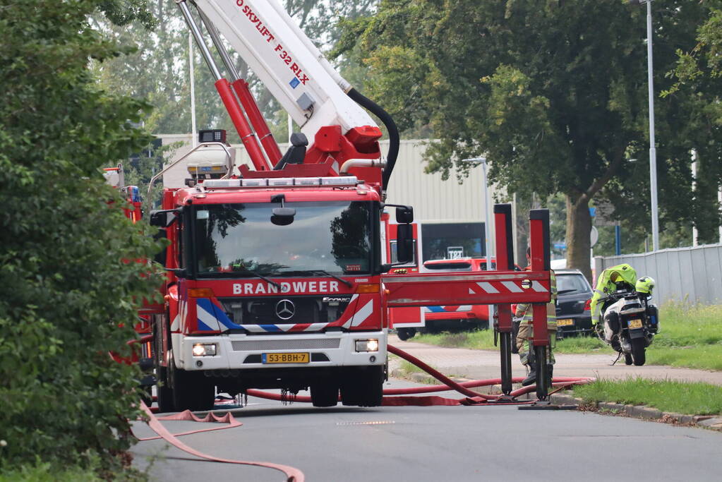 Enorme rookontwikkeling bij grote brand in bouwbedrijf