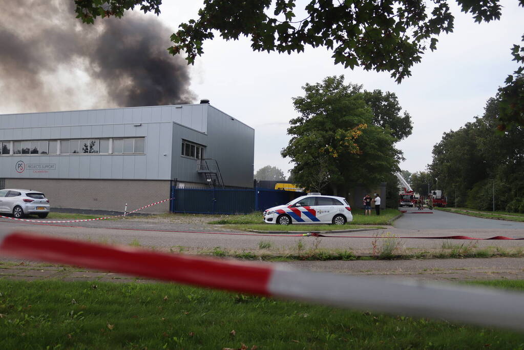 Enorme rookontwikkeling bij grote brand in bouwbedrijf