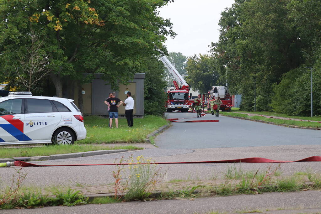 Enorme rookontwikkeling bij grote brand in bouwbedrijf