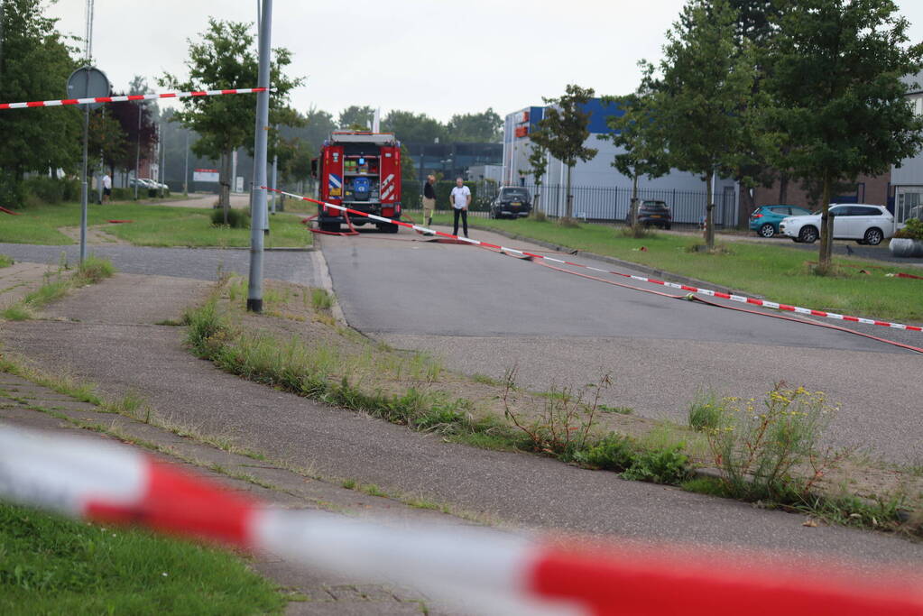 Enorme rookontwikkeling bij grote brand in bouwbedrijf