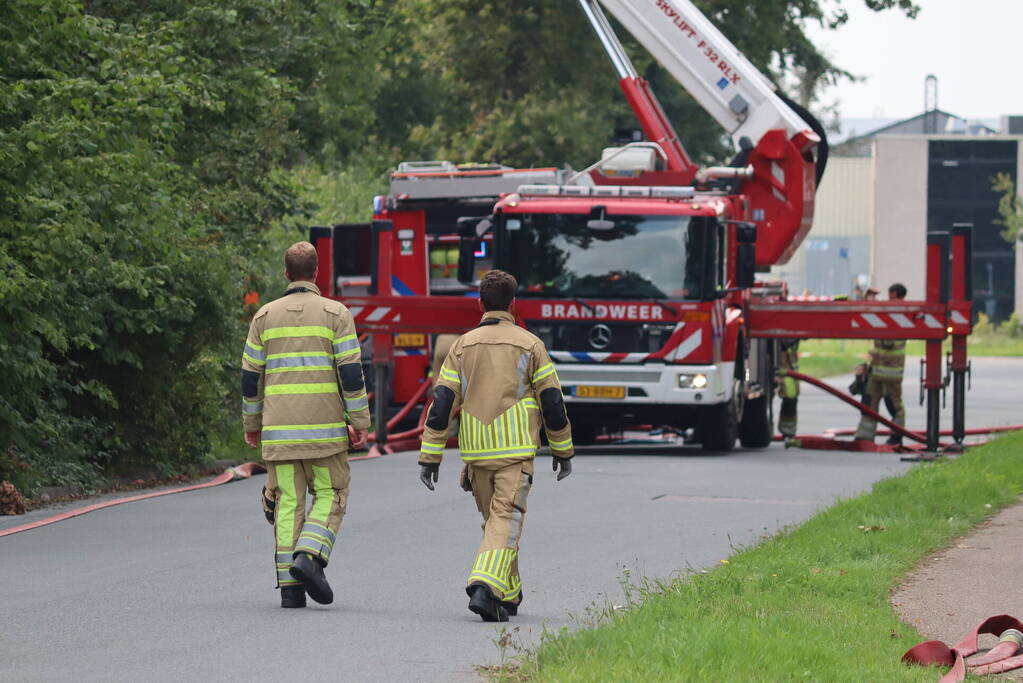 Enorme rookontwikkeling bij grote brand in bouwbedrijf