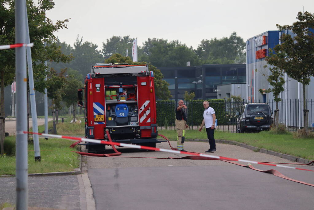 Enorme rookontwikkeling bij grote brand in bouwbedrijf