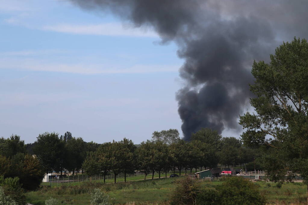 Enorme rookontwikkeling bij grote brand in bouwbedrijf