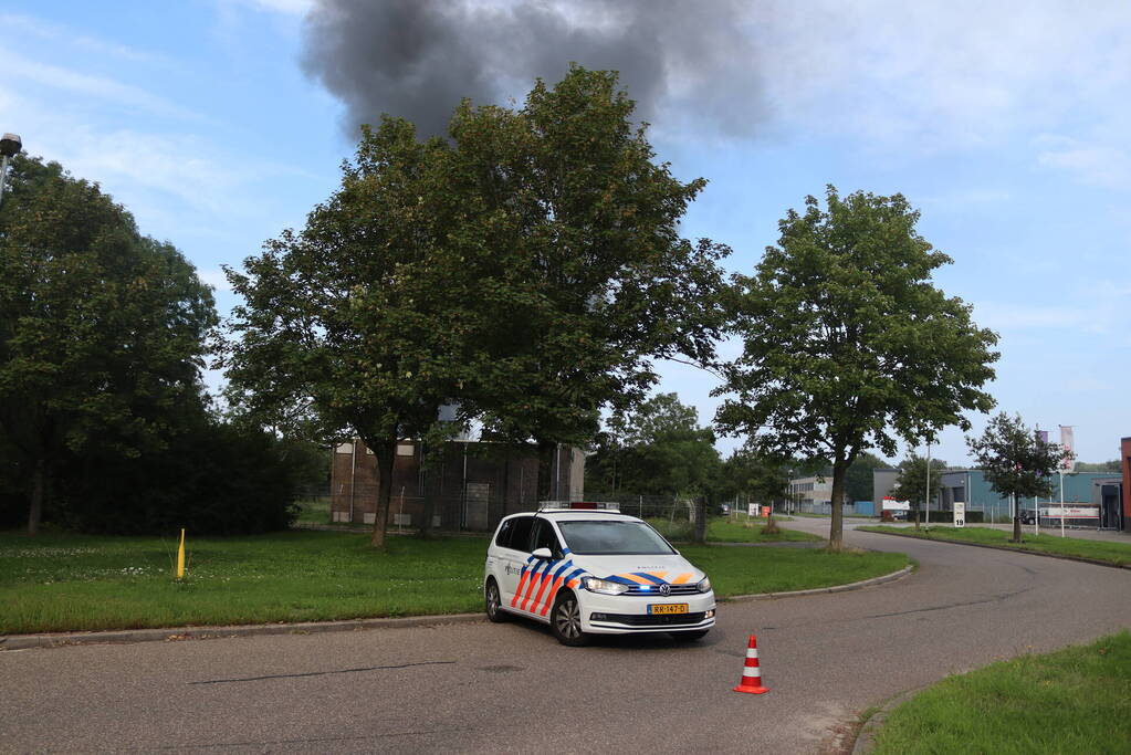 Enorme rookontwikkeling bij grote brand in bouwbedrijf