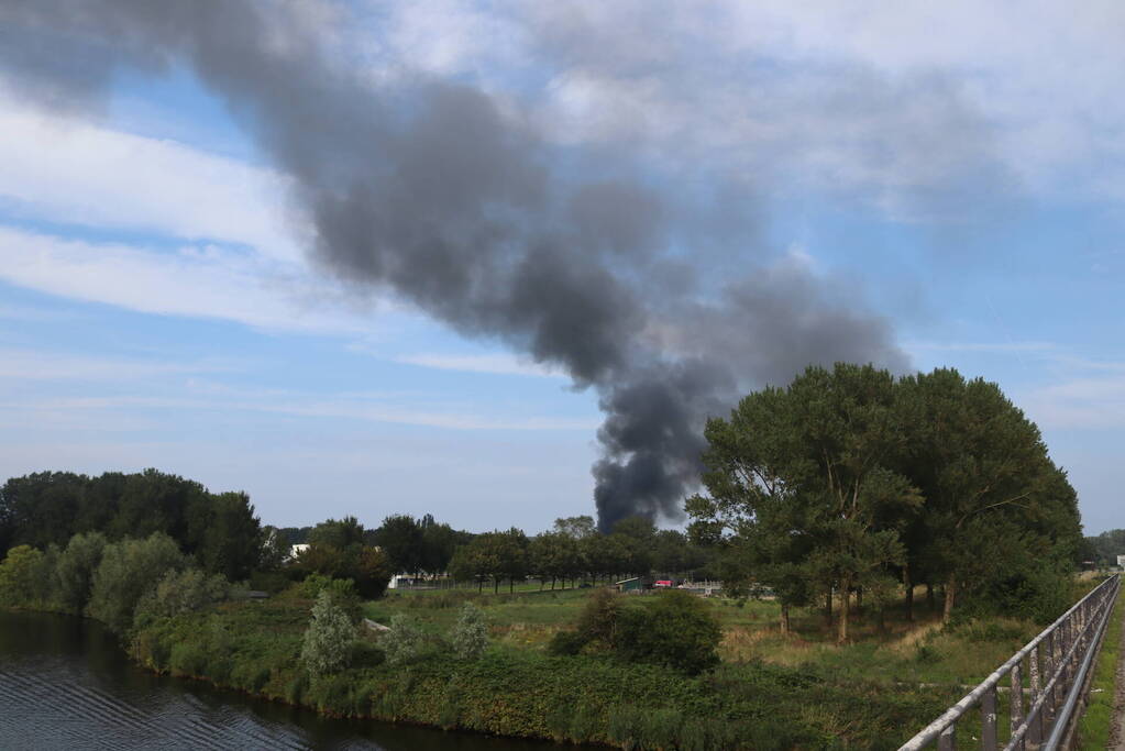 Enorme rookontwikkeling bij grote brand in bouwbedrijf