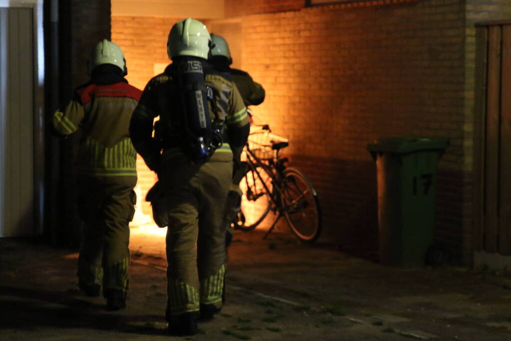 Buitenbrand tegen gevel van woning