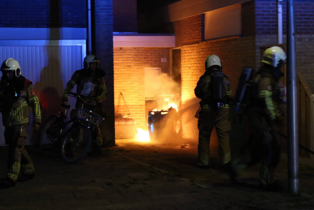 Buitenbrand tegen gevel van woning