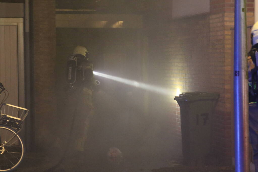 Buitenbrand tegen gevel van woning