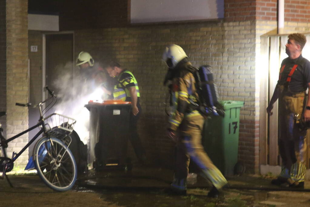 Buitenbrand tegen gevel van woning