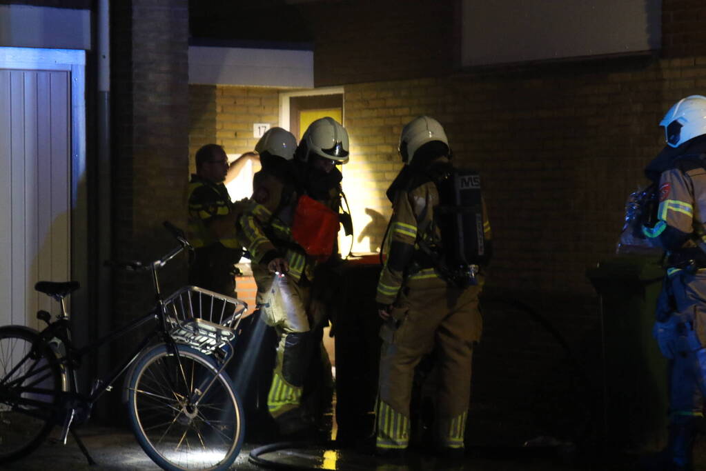 Buitenbrand tegen gevel van woning