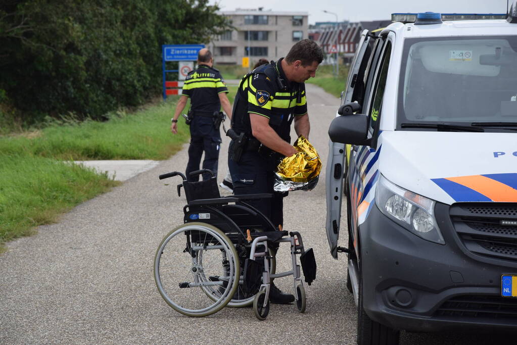 Vrouw belandt in sloot met rolstoel