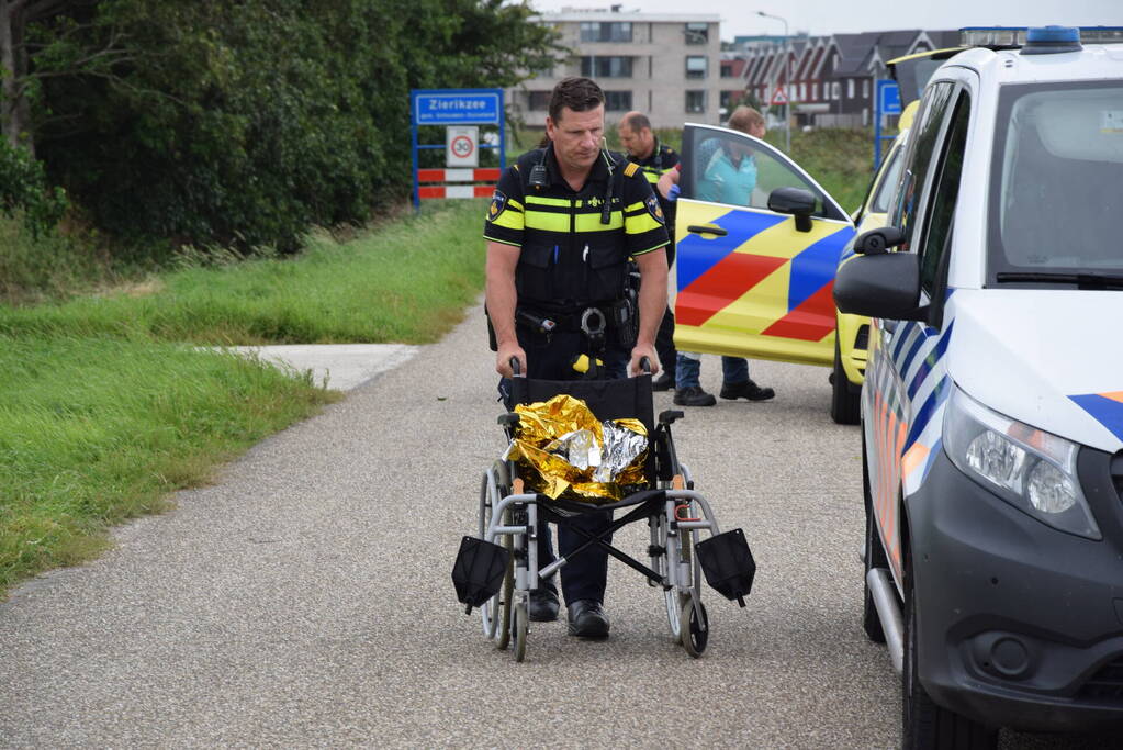 Vrouw belandt in sloot met rolstoel