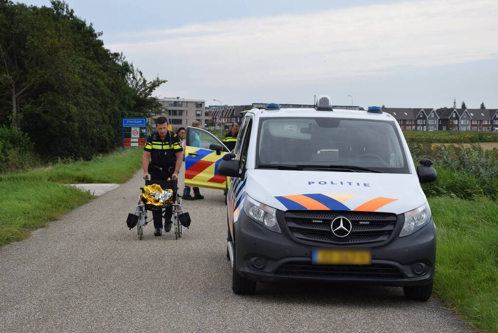 Vrouw belandt in sloot met rolstoel