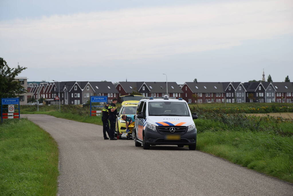 Vrouw belandt in sloot met rolstoel