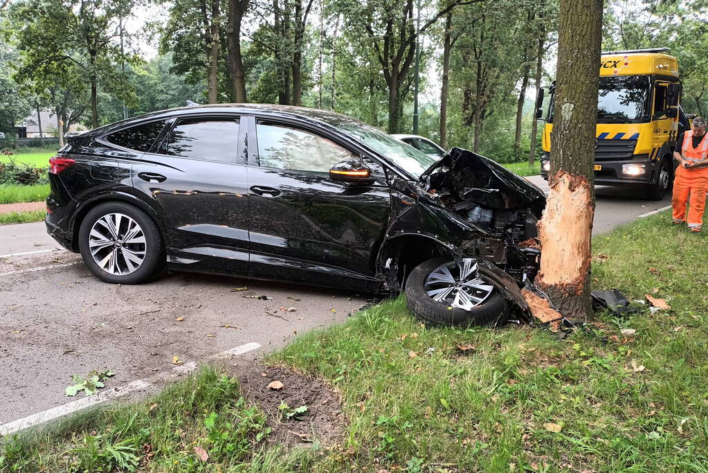 Automobilist knalt tegen boom aan