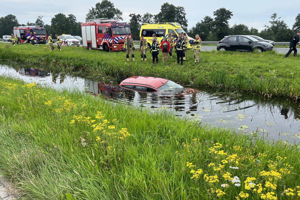 Flinke file door voertuig te water