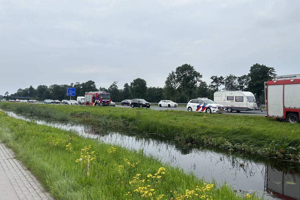 Flinke file door voertuig te water