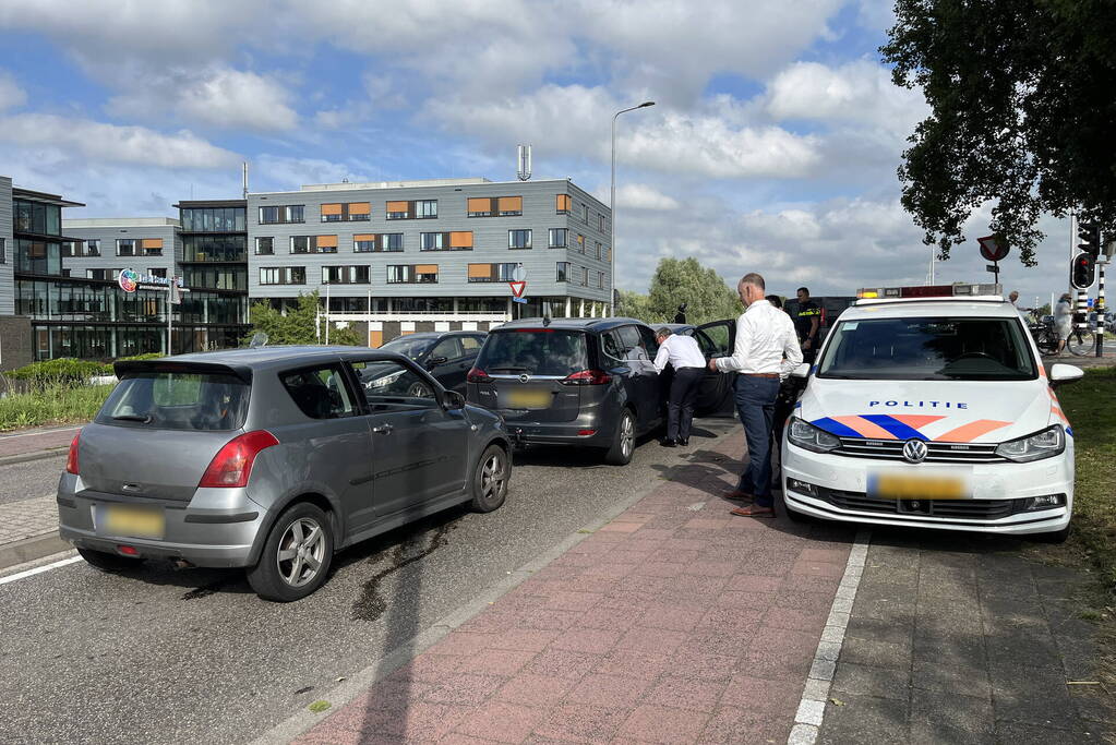 Bestuurder loopt weg na kettingbotsing