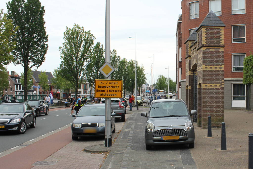 Fietser geschept door personenauto