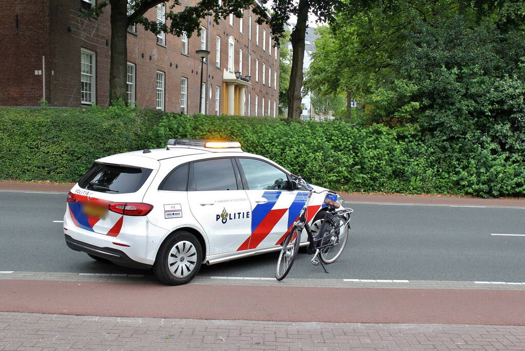 Fietser geschept door personenauto