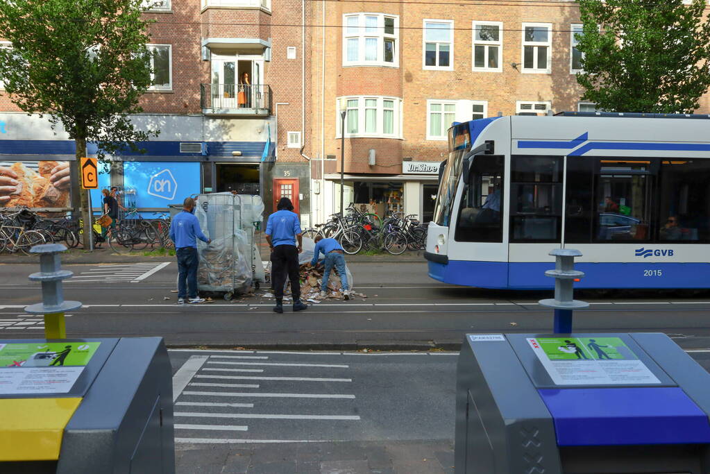 Oud papier container zorgt voor vertraging tram