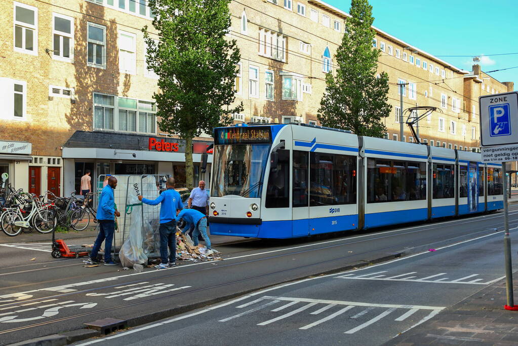 Oud papier container zorgt voor vertraging tram