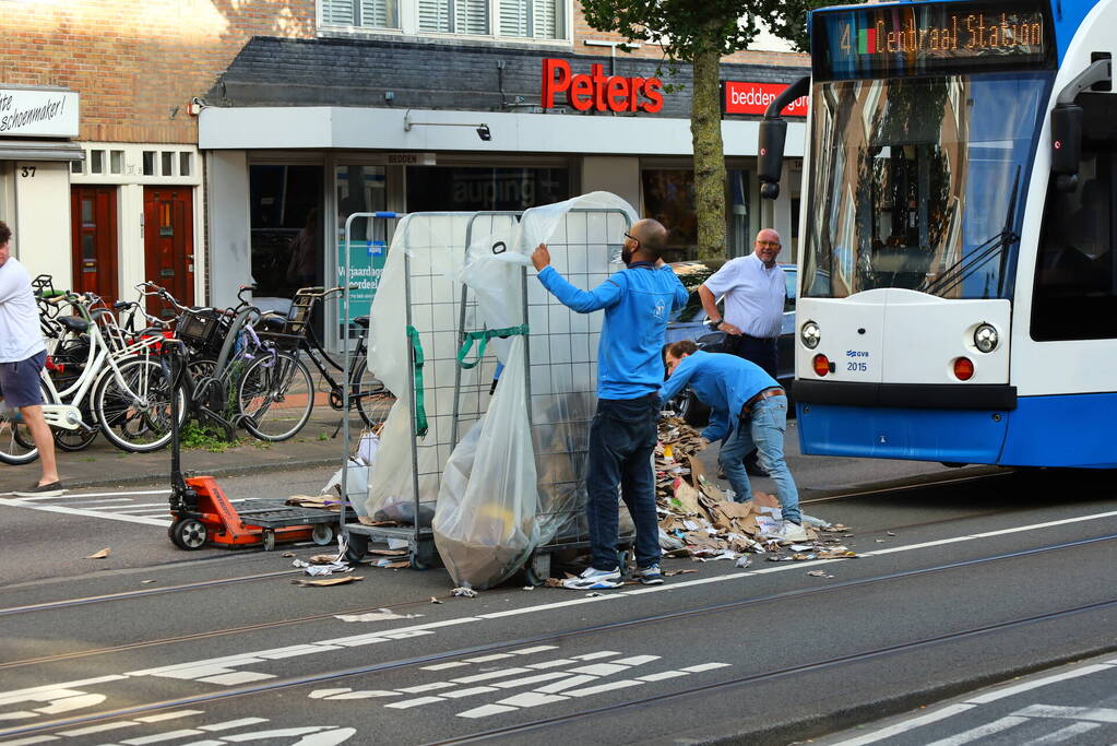 Oud papier container zorgt voor vertraging tram