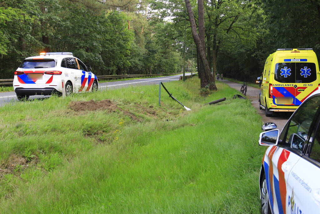 Gewonde en grote schade nadat auto van weg raakt