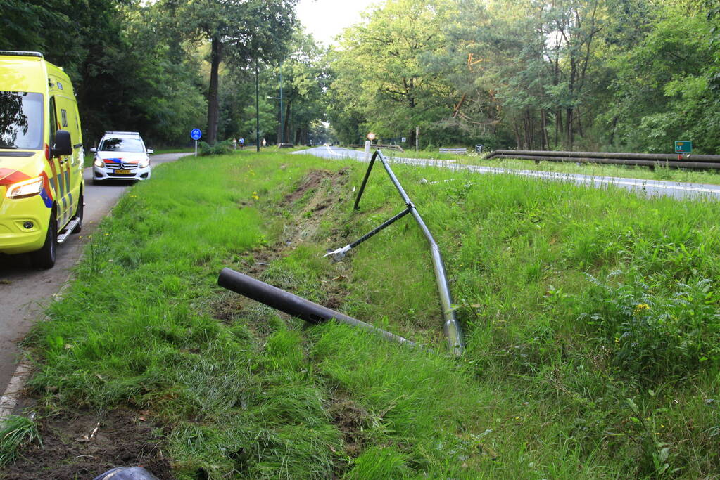 Gewonde en grote schade nadat auto van weg raakt