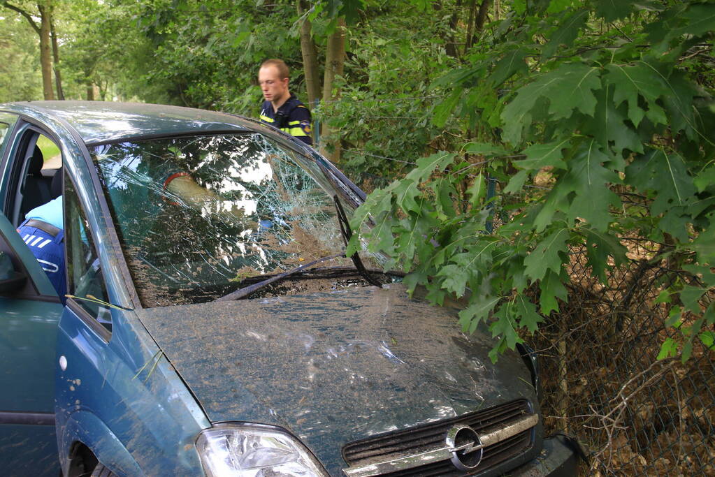 Gewonde en grote schade nadat auto van weg raakt