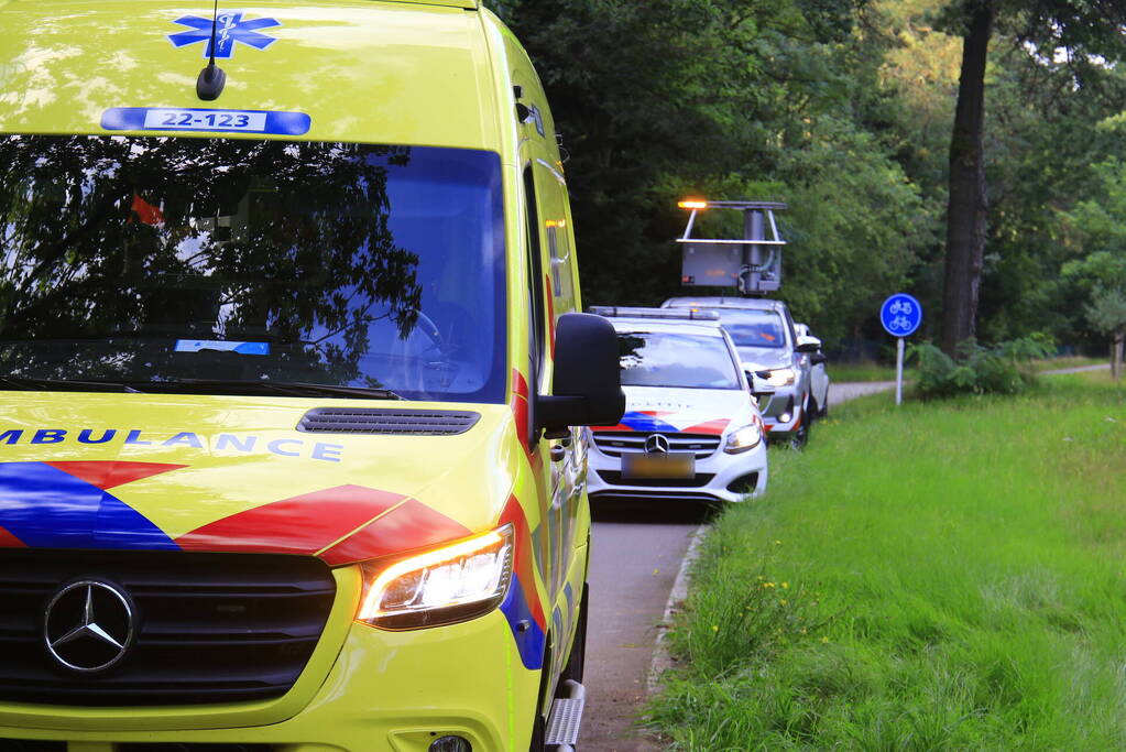 Gewonde en grote schade nadat auto van weg raakt