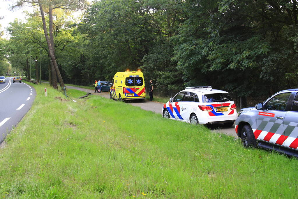 Gewonde en grote schade nadat auto van weg raakt