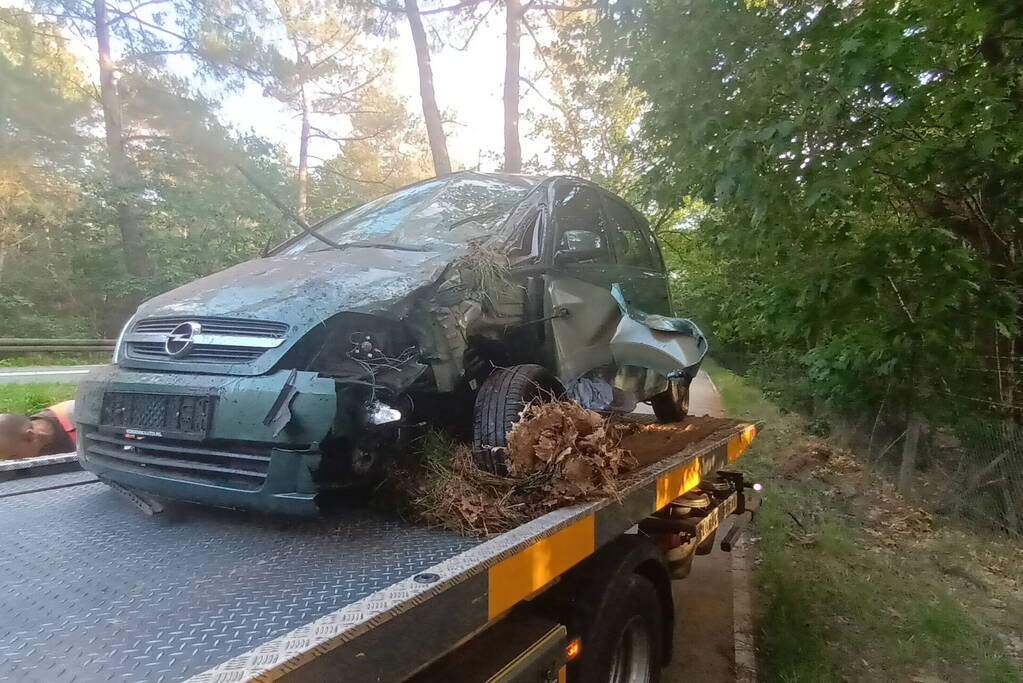 Gewonde en grote schade nadat auto van weg raakt