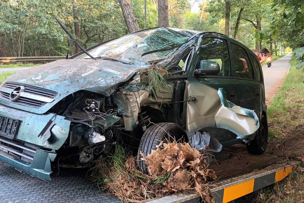 Gewonde en grote schade nadat auto van weg raakt