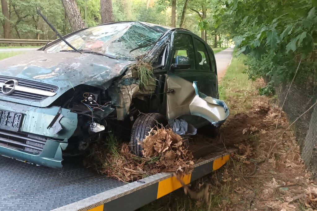 Gewonde en grote schade nadat auto van weg raakt