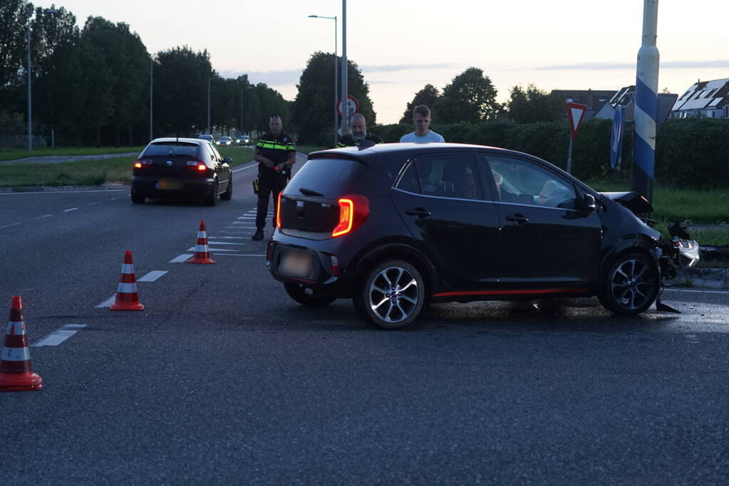 Auto's botsen op elkaar bij kruising