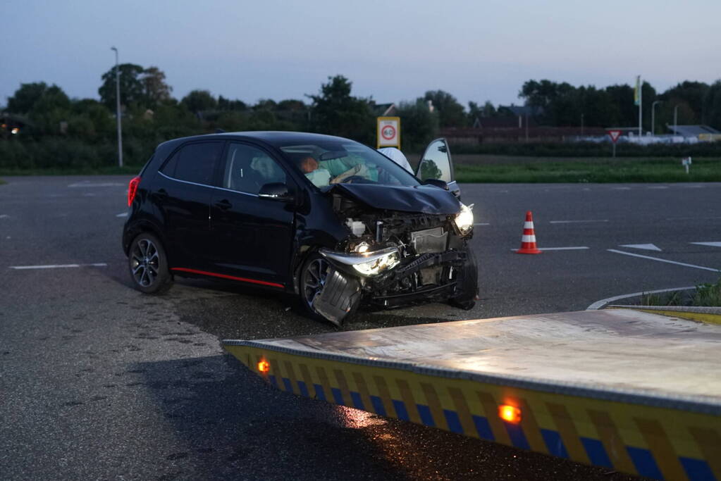 Auto's botsen op elkaar bij kruising