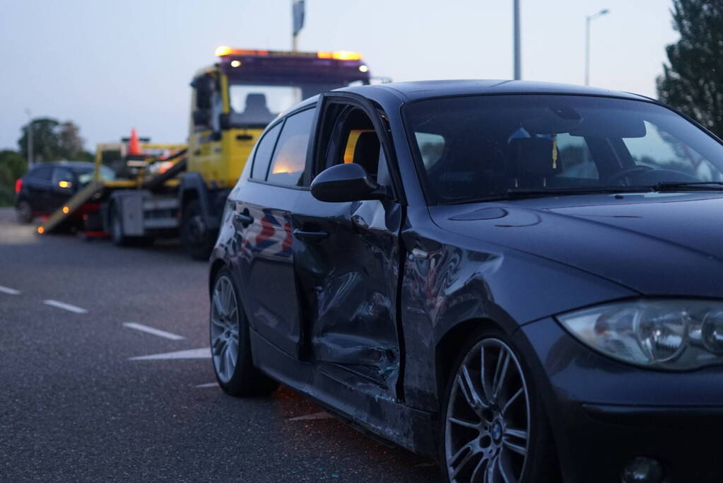 Auto's botsen op elkaar bij kruising