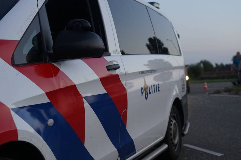 Auto's botsen op elkaar bij kruising