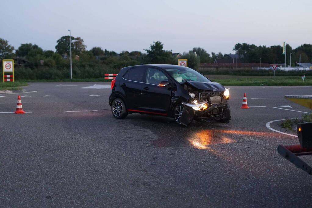 Auto's botsen op elkaar bij kruising