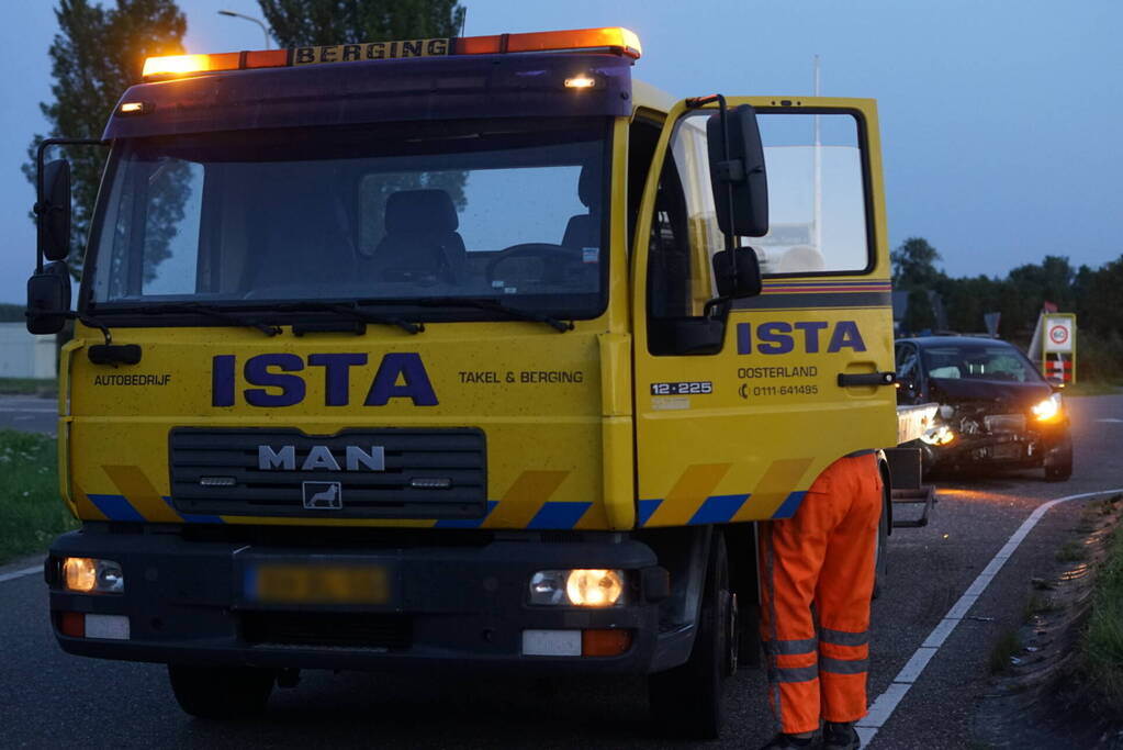 Auto's botsen op elkaar bij kruising