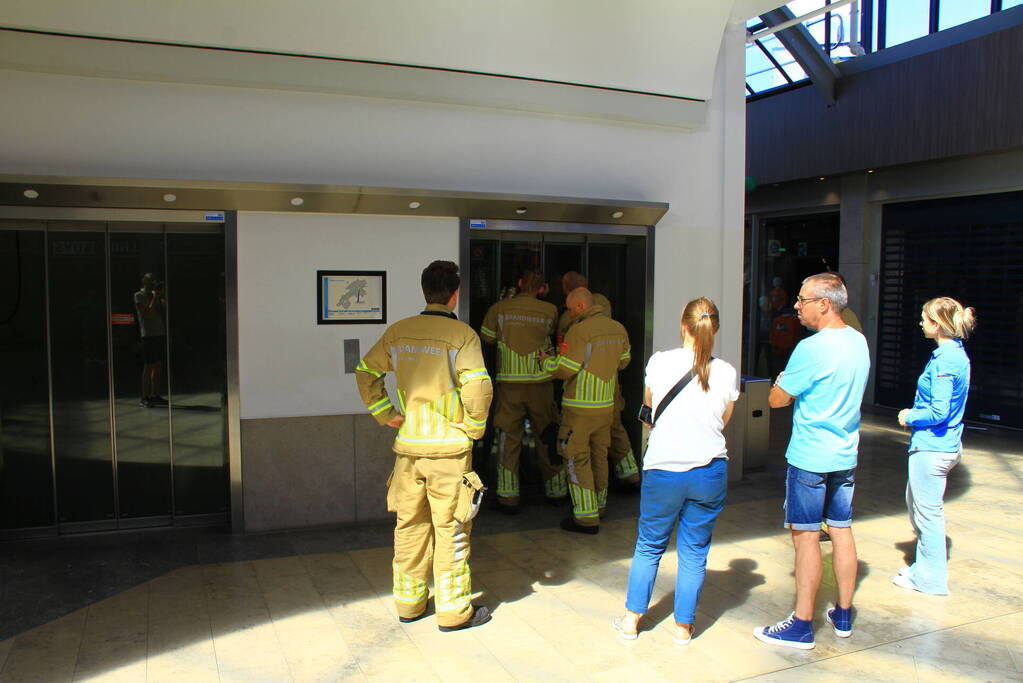 Kind uit lift gered door brandweer